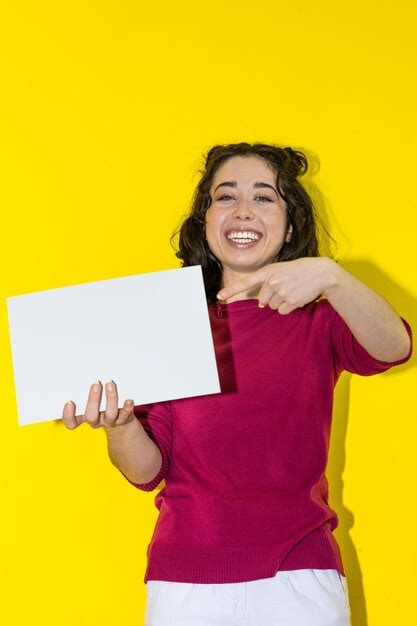 Mulher Jovem Sorridente Segurando E Apontando Para Um Poste Menina