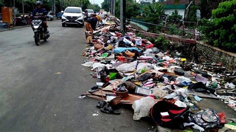 Update Sampah Sisa Banjir Menggunung Di Pinggir Jalan Underpass Bekasi