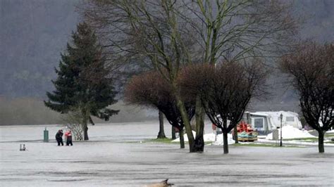 Hochwasseralarm Tauwetter Und Regen Lassen Weser Pegelst Nde