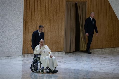 Papst Franziskus Wegen Bronchitis In Gemelli Klinik Eingeliefert