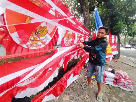 HUT RI Ke 78 Marak Penjual Bendera Merah Putih Dadakan Di Kota Cirebon