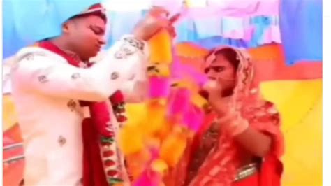 Bride Groom Video Bride Groom Video जयमाला के दौरान दूल्हे ने दुल्हन