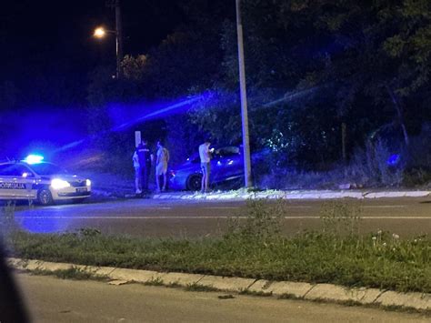 Nesre A U Kumodra U Automobil Sleteo Sa Puta I Udario U Banderu Blic