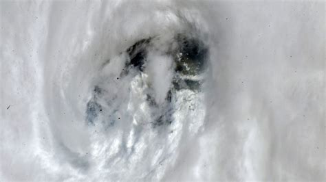 Peer into Hurricane Ian’s 'eye' in this photo that an astronaut snapped ...