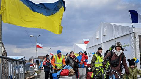 Скільки українських біженців планують повернутись додому — опитування