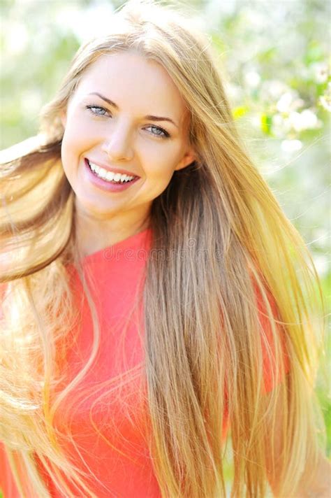 Jonge Mooie Blonde Vrouw Stock Foto Image Of Rust Mooi