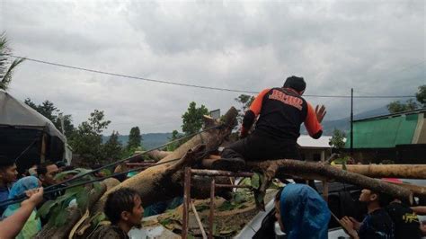 Breaking News Hujan Disertai Angin Kencang Di Karanganyar Mobil