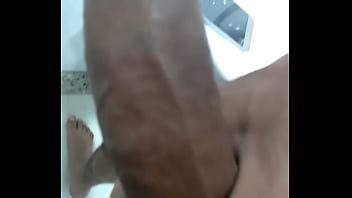 Punhetinha rápida no banheiro XVIDEOS