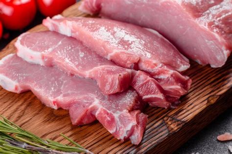 Carne De Porco Fresca Das Partes Pronta Para Cozinhar Na Cozinha Bifes