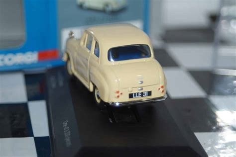 Vanguards Austin A35 Saloon Country Cream 143 Diecast Va02309