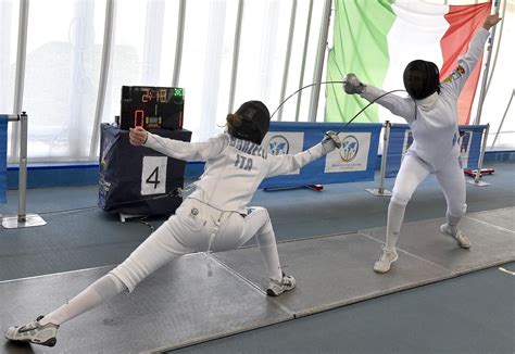 AL CIRCOLO SCHERMA TERNI LE ATLETE DI SCIABOLA E SPADA SI PREPARANO PER