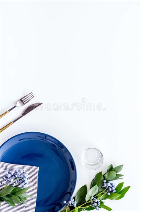 Cadre De Table Avec Plaque Bleue Fourche Couteau Et Fleur Sur Fond