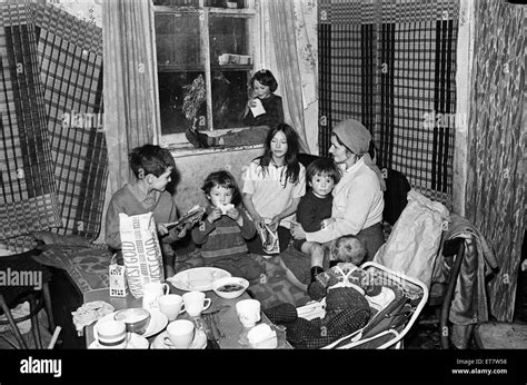 Habitat Des Pauvres Du Eme Siecle Banque D Images Noir Et Blanc Alamy