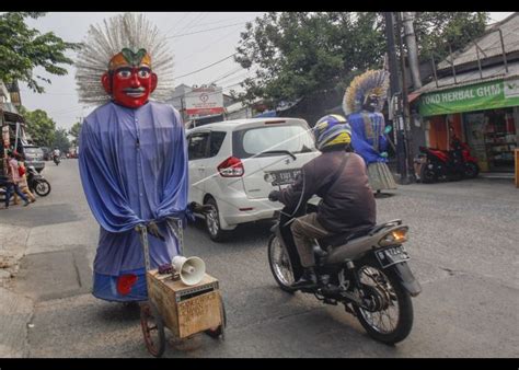 Pengamen Ondel Ondel Di Depok