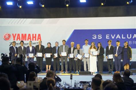 Insideracing Yamaha Formally Receives Pdi Customer Service Recognition