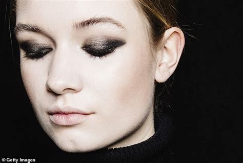 Elsa McAlonan S Beauty Upgrades How To Master The Nude Smokey Eye Daily Mail Online