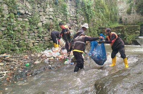 Atasi Sampah Sungai Sektor 22 Citarum Harum Sub 04 Giat Pembersihan