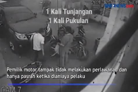 Viral Pengemudi Mobil Terekam Cctv Pukul Dan Tendang Pemotor Dihujat