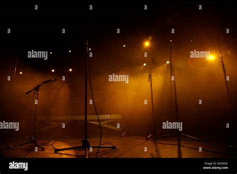 Empty concert stage hi-res stock photography and images - Alamy