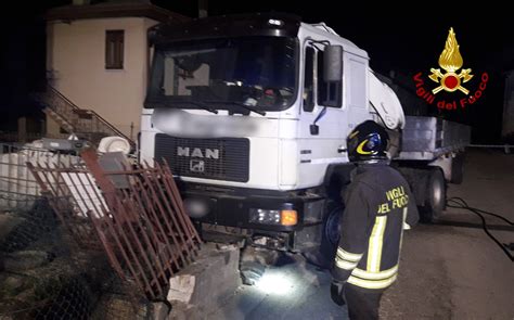 Camion Impazzito A Thiene Distrugge Una Recinzione E Rompe Un Tubo