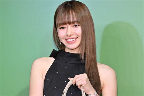 山本舞香の黒ワンピ姿が「スタイル抜群」 世界的キャラからの結婚祝い報告にも注目 Encount