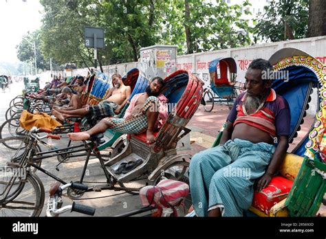 Dhaka Bangladesh June In Extreme Heat Tired Rickshaw