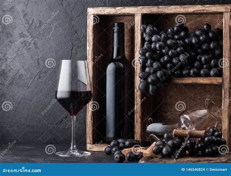 Garrafa Luxuosa Do Vinho Tinto As Uvas Escuras Dentro Da Caixa De