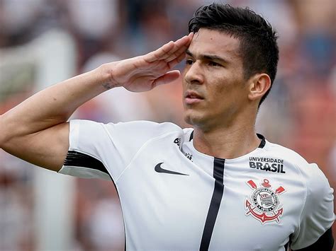 Paulo Bracks entrou em contato o Corinthians atrás do zagueiro