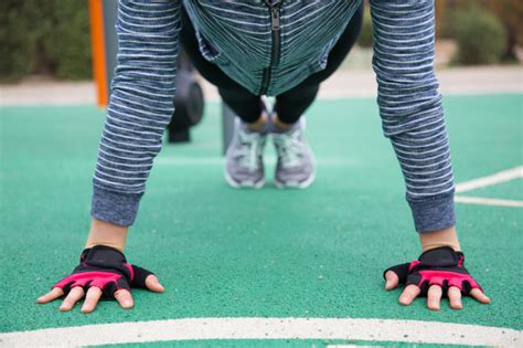 Confira 7 exercícios aeróbicos para fazer em casa Burpees Air Squats