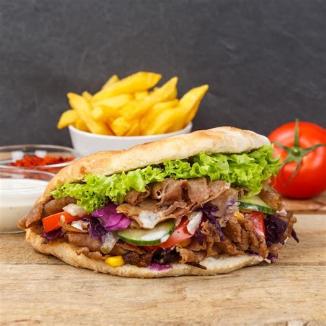 Doner kebab doner kebap comida rápida en pan plano con papas fritas en