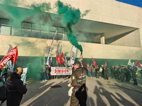 Los Agentes Medioambientales Se Concentran Ante Las Cortes Por La