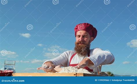 Cocinero Barbudo Que Cocina En El Aire Fresco Pan De La Hornada Del