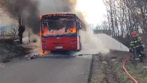 UPDATE FOTO VIDEO Incendiu la un autobuz în localitatea Straja