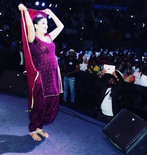 Sizzling Haryanvi Dancer Sapna Choudhary Flaunts Her Hot Thumkas During