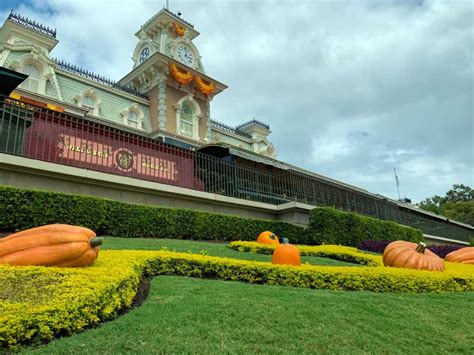 Fall In Walt Disney World S Magic Kingdom Military Disney Tips Blog