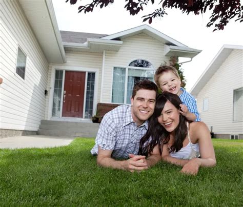 Casa de familia feliz fotos de stock imágenes de Casa de familia feliz