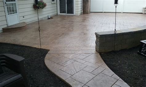 Stamped concrete patio with steps and sitting wall Clásico Patio