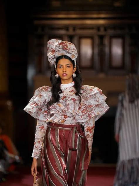 Benang Jarum Tampilkan Kemewahan Di London Fashion Week Yang