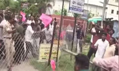 BRS BJP Workers Clash Outside MLA Vinay Bhaskars Camp Office In Warangal