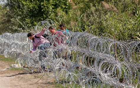 Ungarn Hunderte Flüchtlinge erreichen Bayern DER SPIEGEL