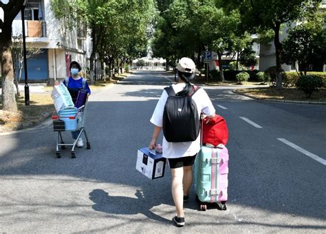 同学们陆续返校报到，学校领导深入校园检查指导秋季开学工作澎湃号·政务澎湃新闻 The Paper