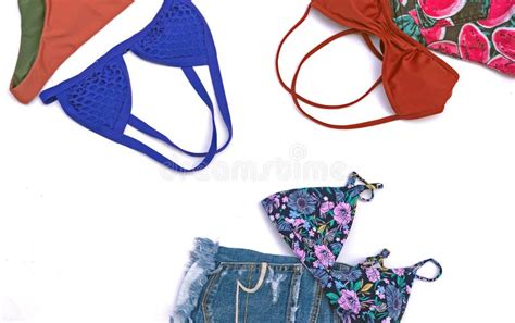 Fondo De Las Vacaciones De Verano Ropa Del Verano De La Mujer Bikini Y Sho Imagen De Archivo