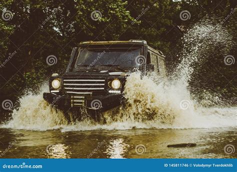 Trilha Na Lama Carro Fora De Estrada Do Suv 4x4 Trilhas Em Um Campo