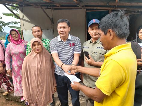 Irwan Basir Santuni Warga Korban Kebakaran Di Kelurahan Rawang Sumbar