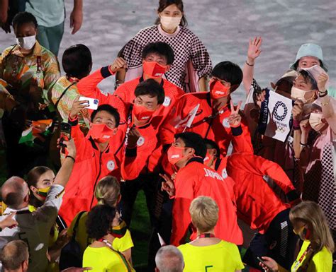 東京五輪の閉会式で記念撮影する日本選手団＝東：東京五輪開・閉会式 写真特集：時事ドットコム