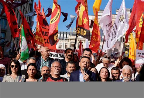 İzinsiz yürüyüş yapan gruba polis müdahale etti