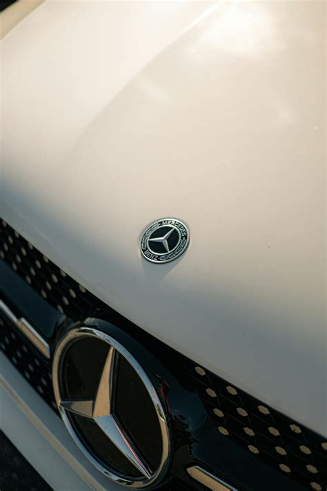 Mercedes Benz Silver Emblem · Free Stock Photo