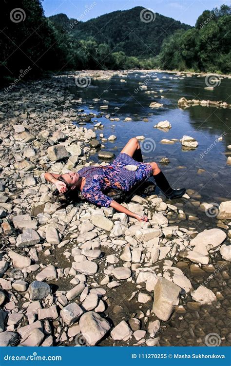 La Fille La Prend Un Bain De Soleil Sous Le Soleil Image Stock Image Du Solitude Frais 111270255