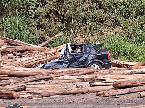 Motorista Morre Ao Ter O Carro Esmagado Por Carga De Madeira Em SC