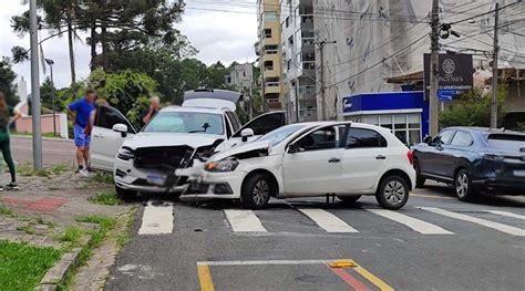 Carros Batem Em Cruzamento E Complica Tr Nsito De Via R Pida No Juvev